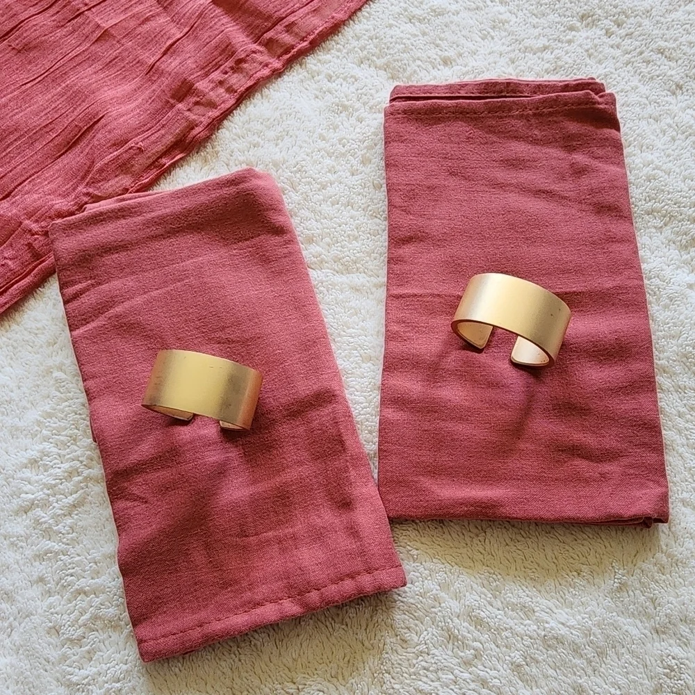 NWOT Valentine's Day table runner and set of 2 matching napkins & rings
